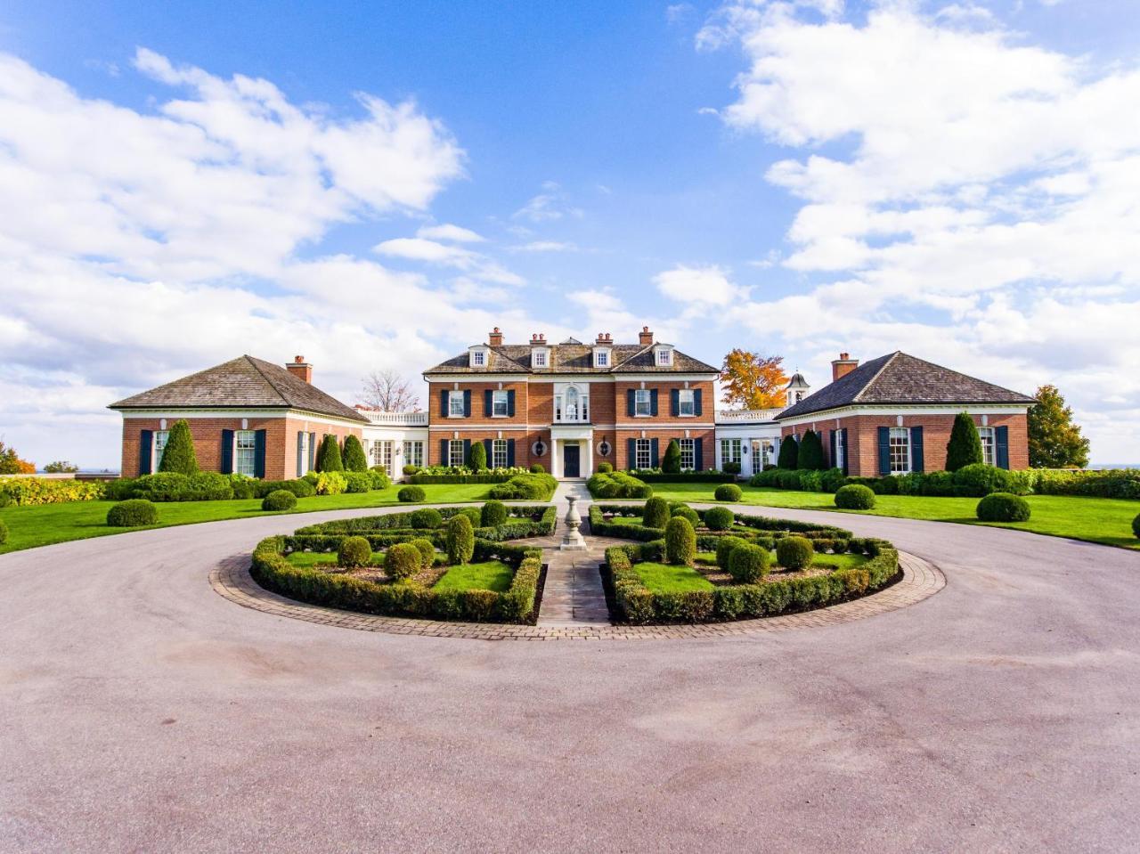 ESCARPMENT HOUSE, CALEDON